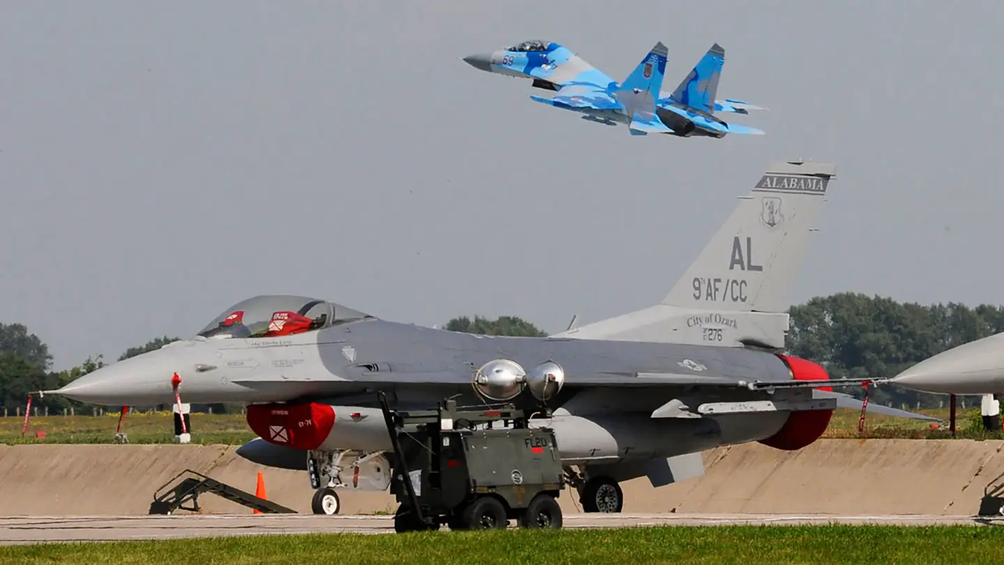 Foto de 2011 mostra um Su-27 da Ucrânia decolando diante de um F-16 da United States Air Force na base aérea de  Mirgorod. Foto: Charles Vaughn
