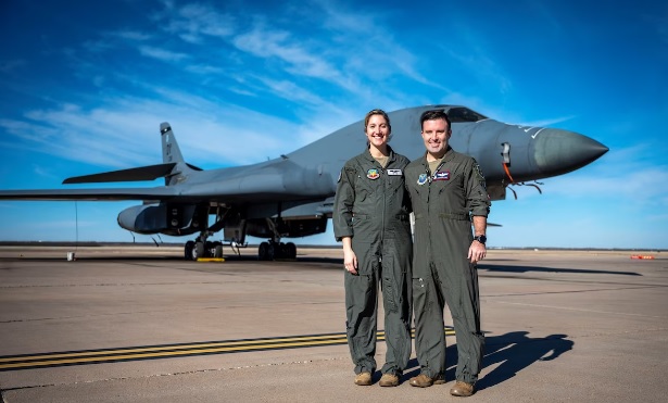 
Grávida, a Major Lauren Olme, do 77th Weapons Squadron, continua a voar a bordo de bombardeiros B-1B Lancer. Ela está ao lado do marido, Major Mark Olme, também piloto de B-1. Foto: Leon Redfern 