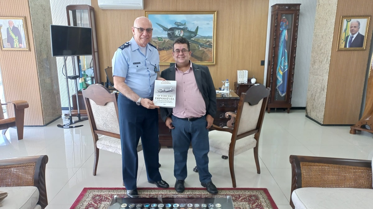 Comandante da Aeronáutica recebe editor de ASAS