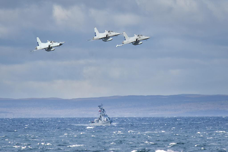 F-5 Tiger III do Chile e navio da armada do país. Foto: FACh