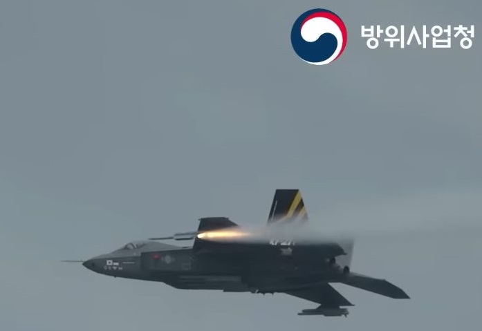 KF-21 demonstra capacidade de lançar míssil IRIS-T