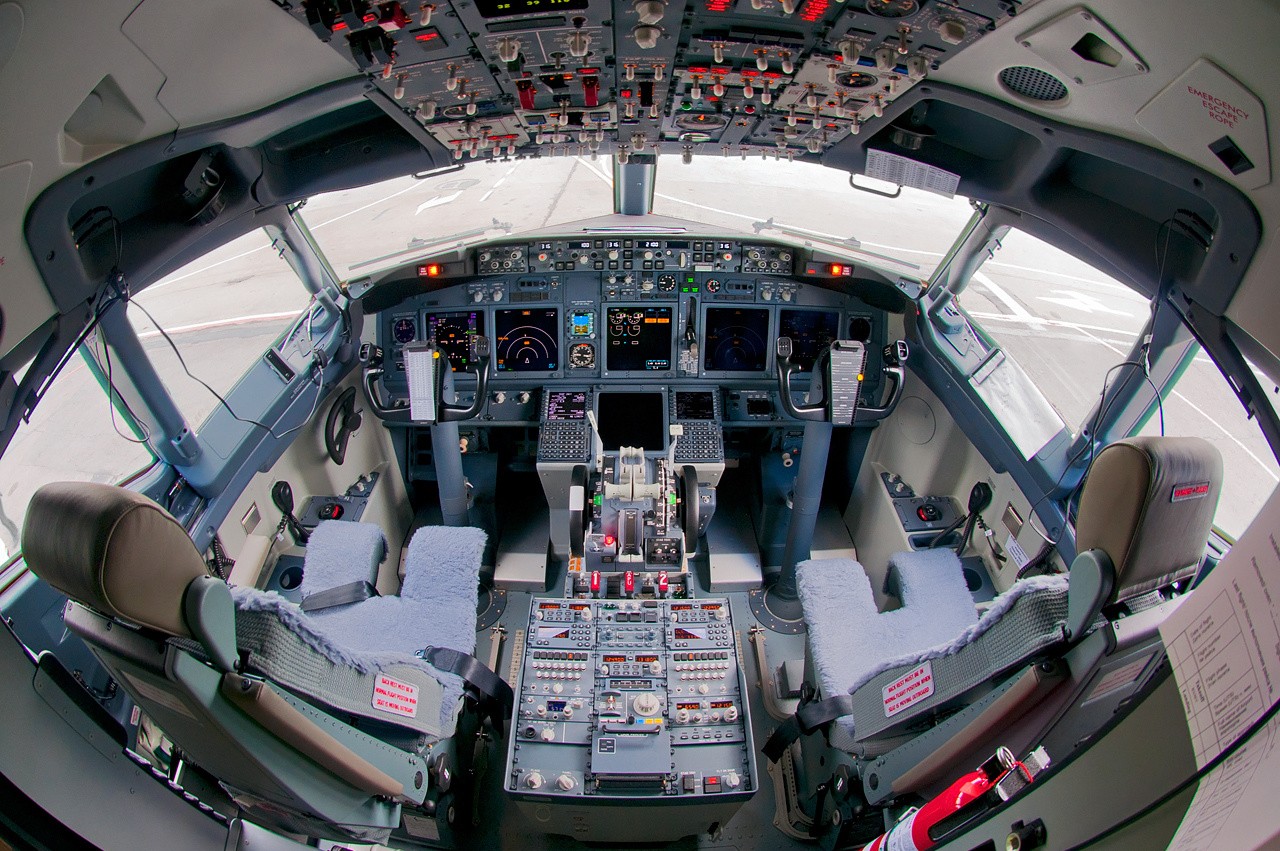 Cockpit de um Boeing 737-800, uma das versões utilizadas pela Gol Linhas Aéreas. Foto: Alex Beltyukov