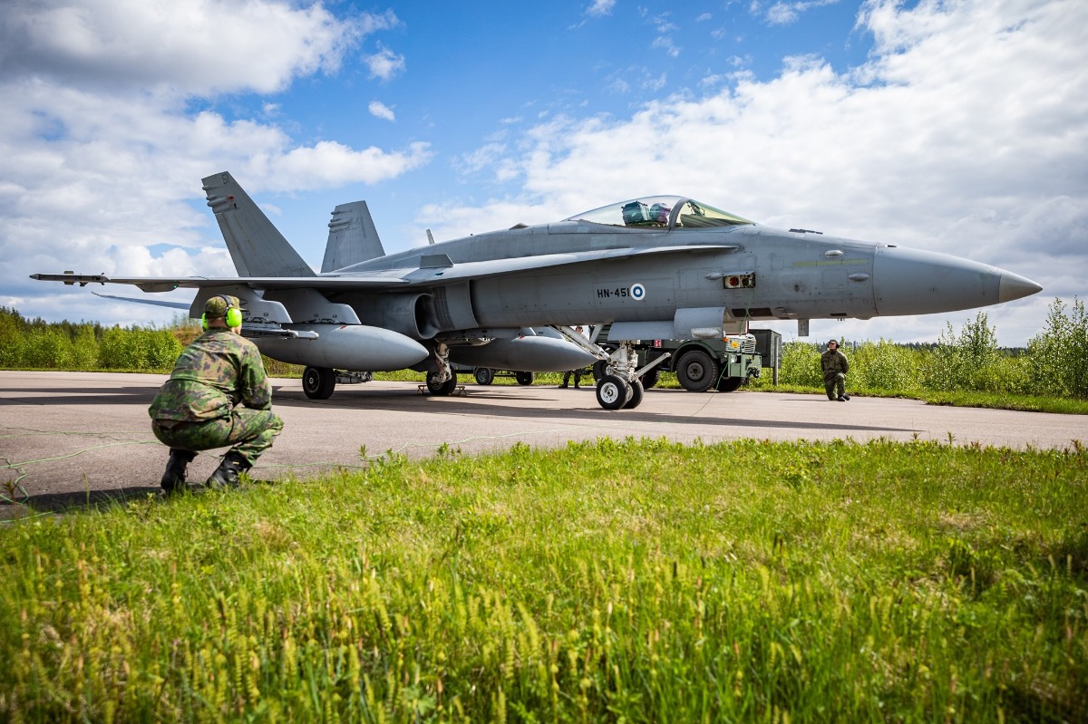F-18 durante o verão na Finlândia. Foto: Joni Malkamäki