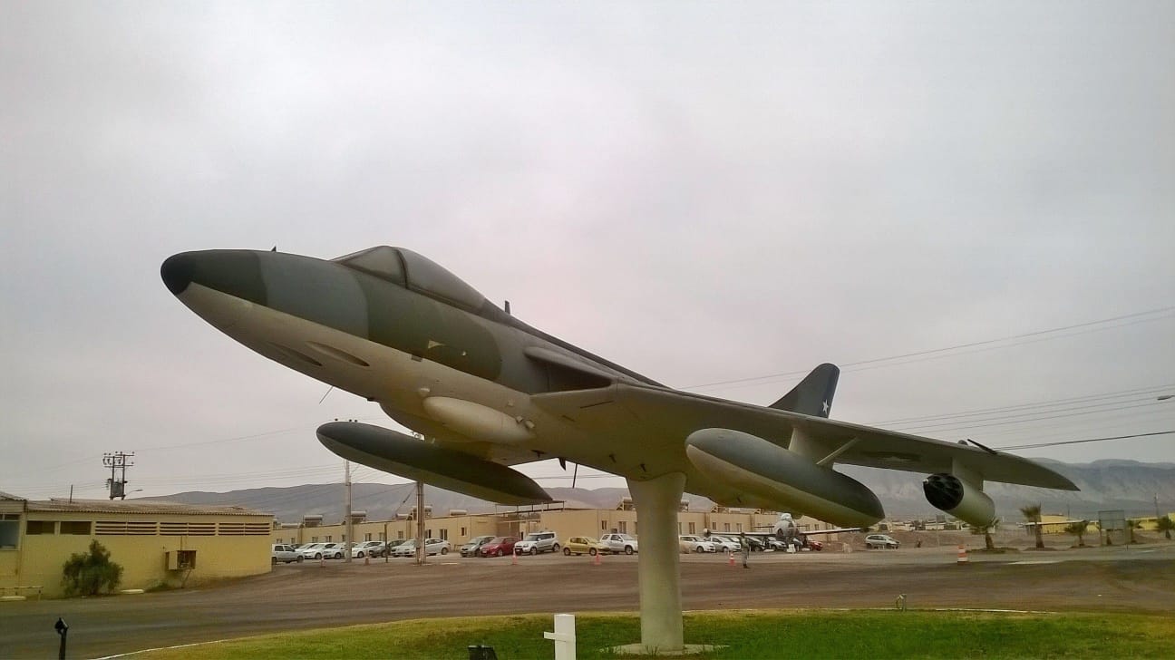 Hawker Hunter exposto na Base Aérea de Cerro Moreno, em Antofagasta. Foto: Humberto Leite