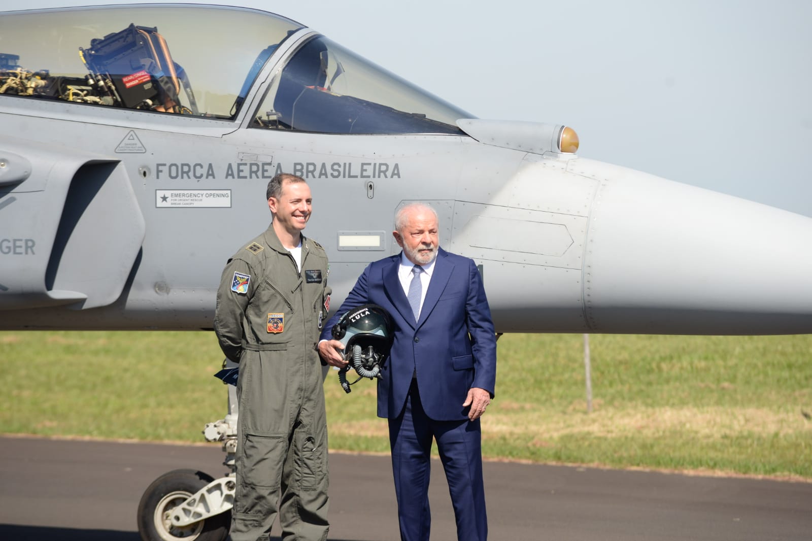 Presidente Lula e Tenente-Coronel Gustavo de Oliveira Pascotto, Comandante do 1º Grupo de Defesa Aérea (1º GDA) durante solenidade do início da produção dos caças Gripen no Brasil. Foto: Gladstone Campos