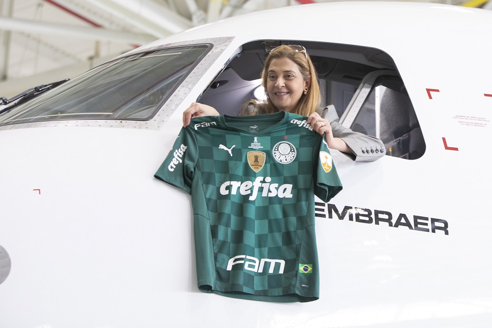 Embraer apresenta o avião do Palmeiras (que também viajará com outros times)