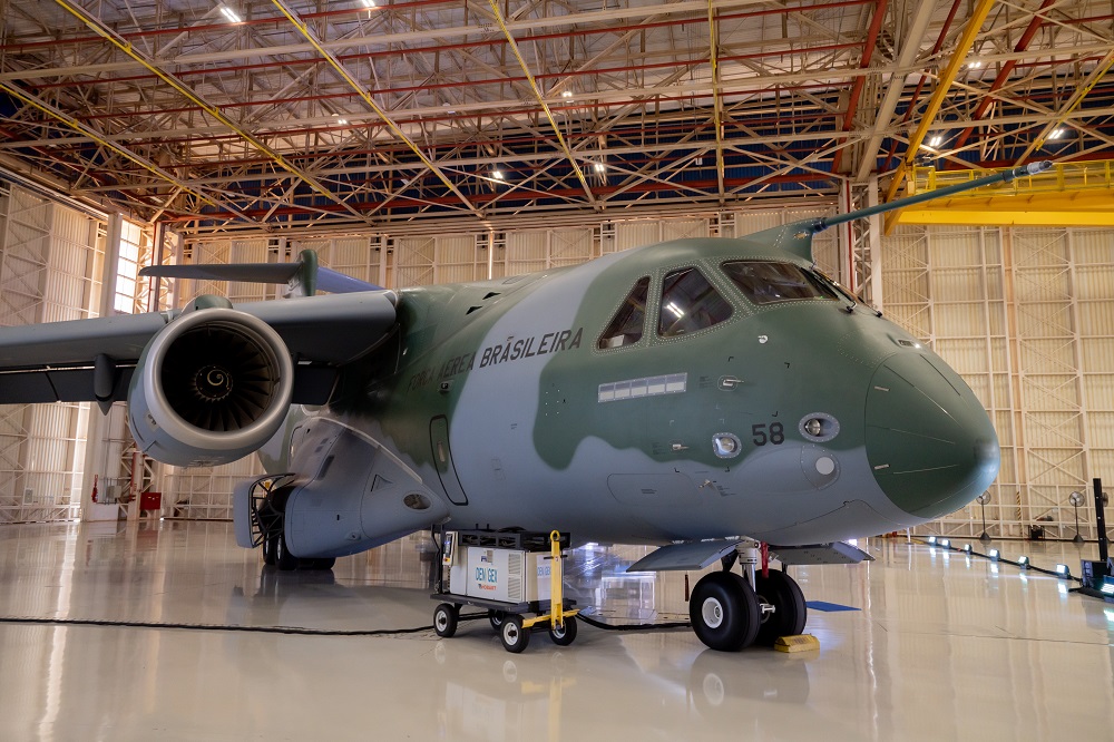 FAB recebe sexto KC-390 e Embraer inaugura simulador do cargueiro