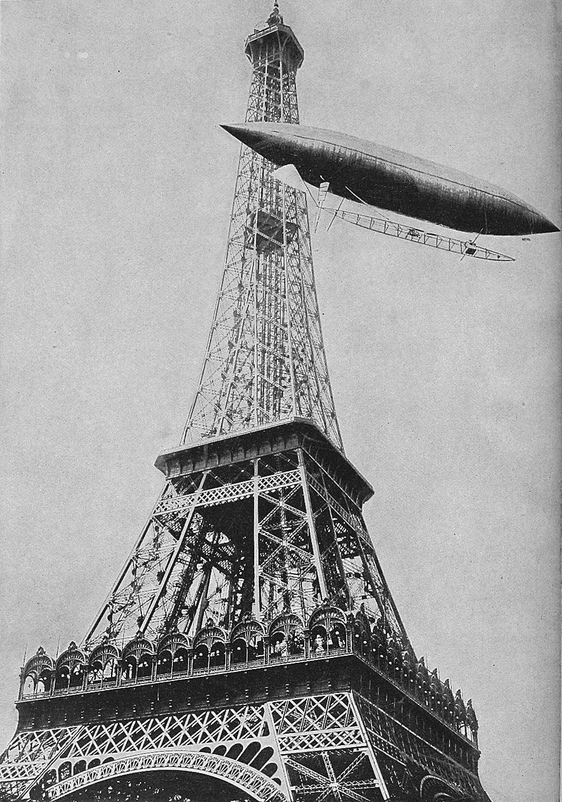 Santos Dumont contornando a Torre Eiffel com o dirigível número 5, em 13 de julho de 1901. Esta fotografia é frequente e erroneamente identificada como sendo do dirigível número 6. Foto: Smithsonian Institution