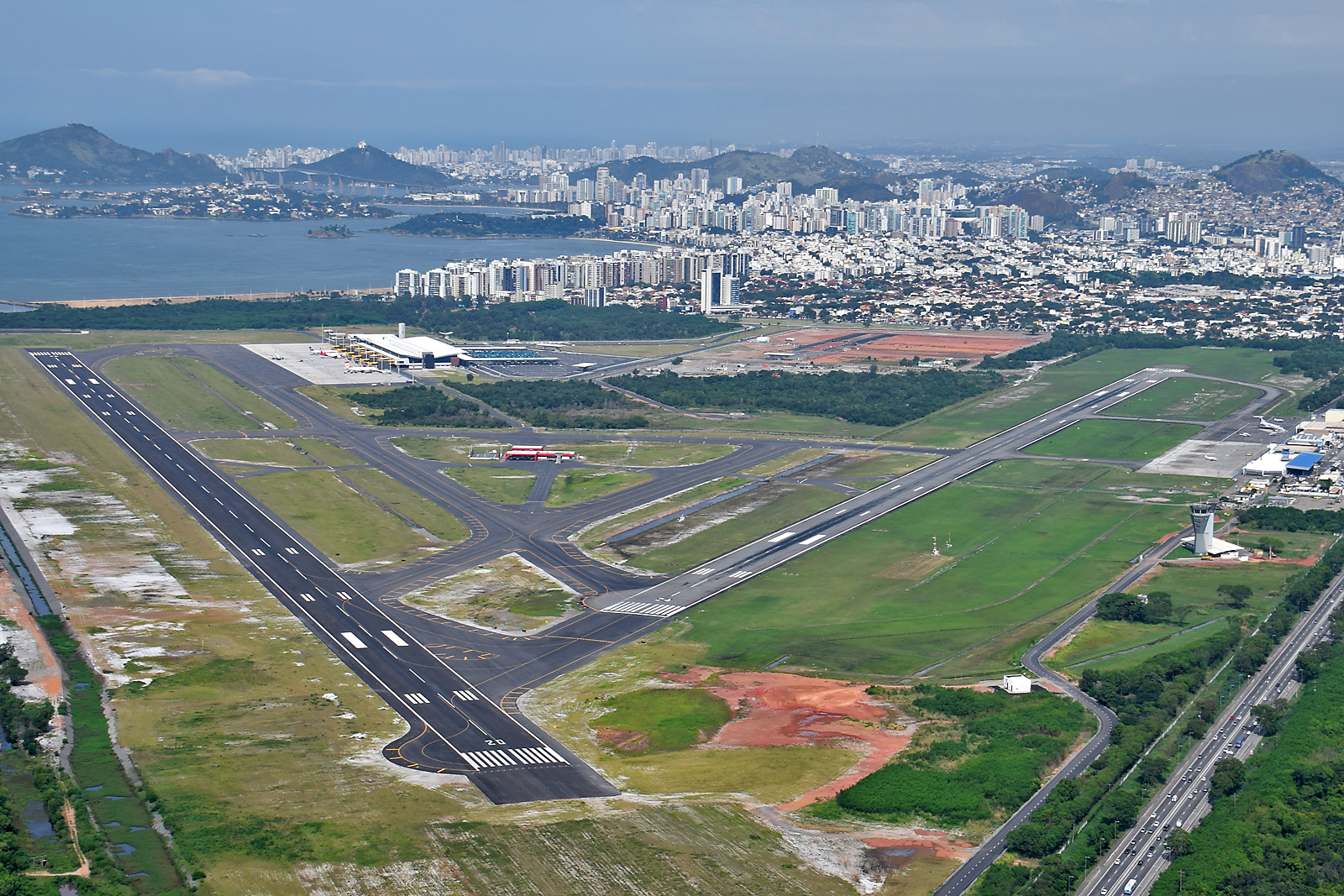 Aeroporto de Vitória, um dos principais do tráfego aéreo do sudeste brasileiro. Foto: Secretaria de Turismo do Espirito Santo