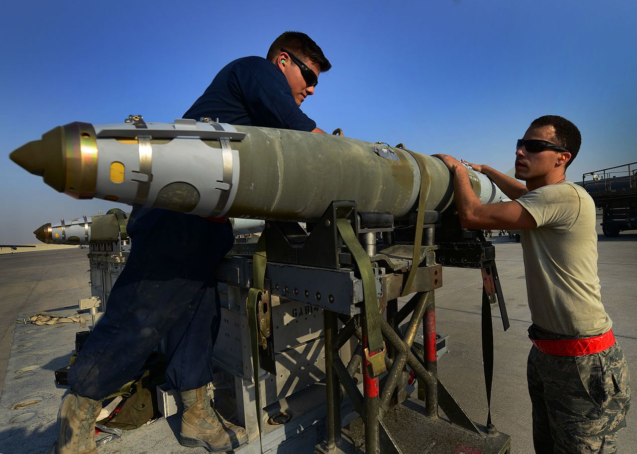 Militares dos EUA preparam uma bomba com kit de guiagem JDAM durante operação no Iraque, em 2016. Foto: Miles Wilson