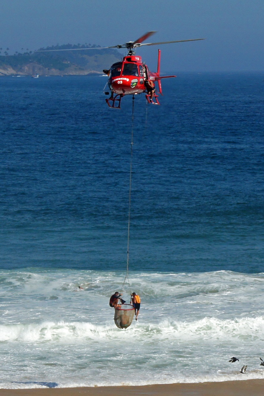 Aeronave do Corpo de Bombeiros do Rio de Janeiro durante operação na praia
