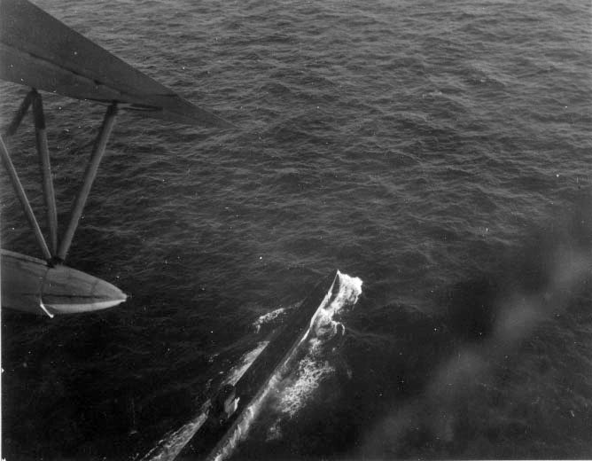 U-199 fotografado durante ataque do PBY-5 Catalina