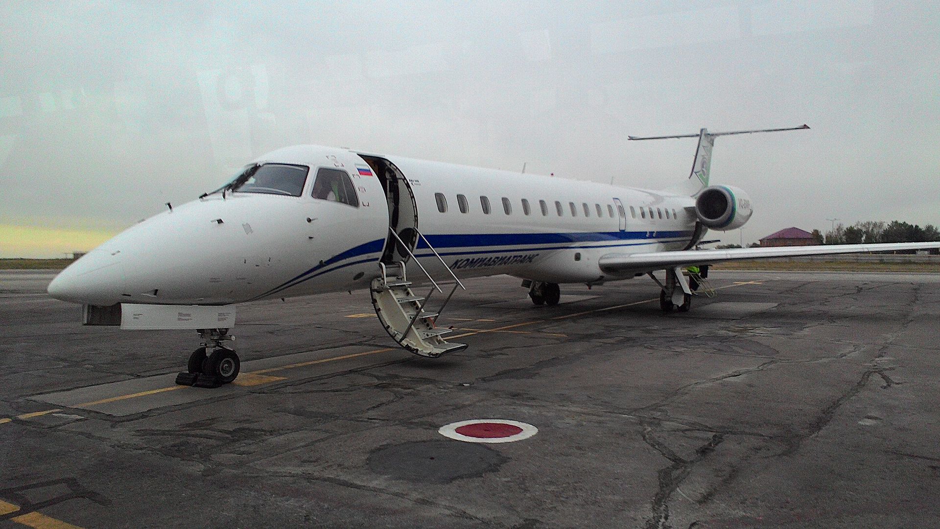 Embraer ERJ-145 nas cores da KomiAvia, semelhante à aeronave que caiu na Rússia