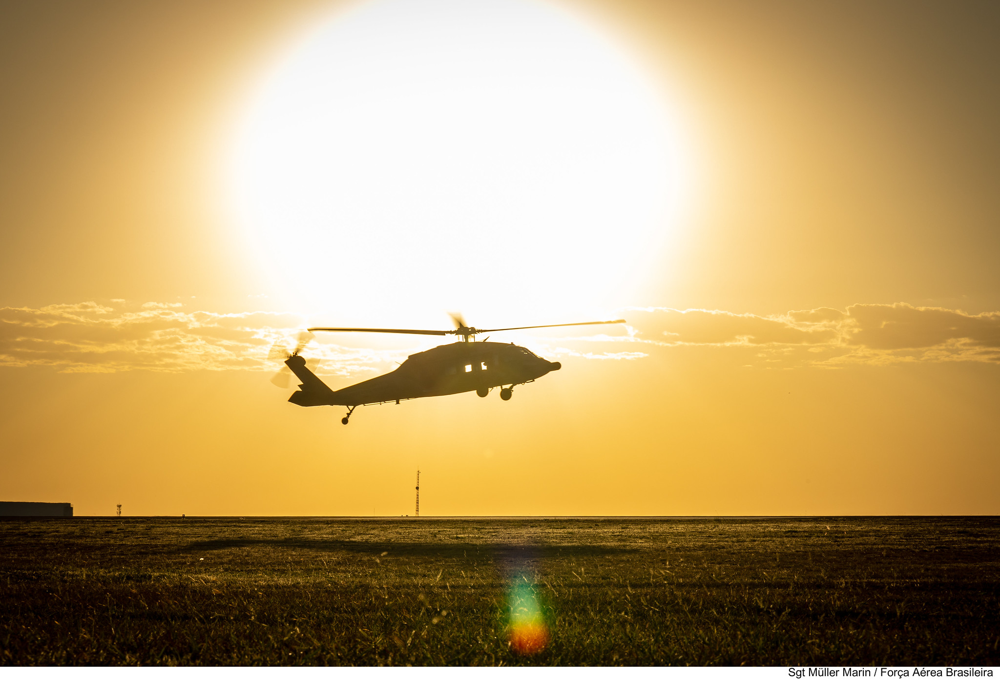 Forças Armadas mobilizam aeronaves para apoiar população atingida por enchentes no RS