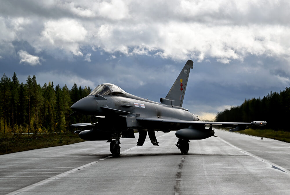Eurofighter Typhoon britânico em rodovia na Finlândia. Foto: OTAN
