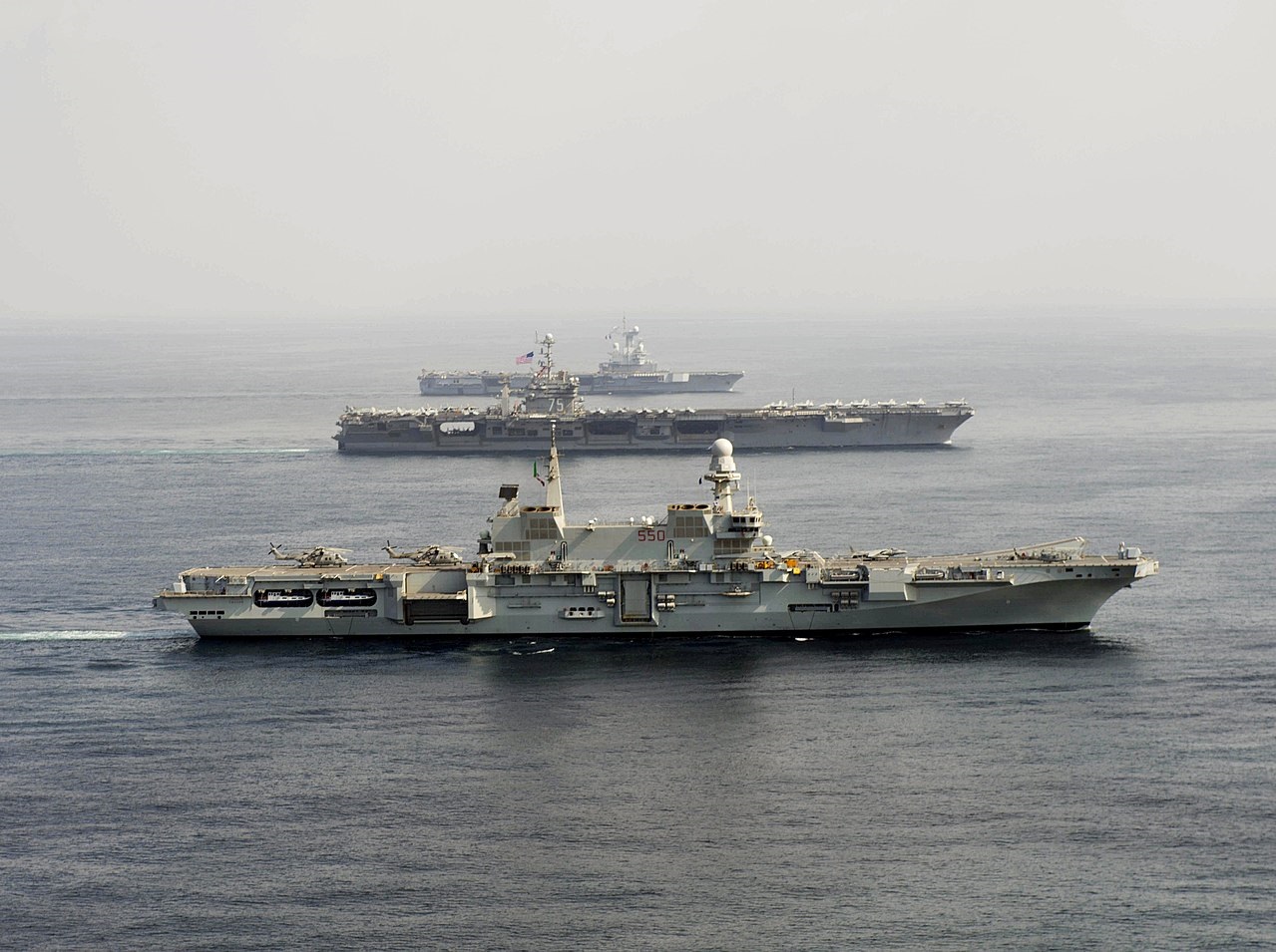 Porta-aviões Cavour (Itália), Harry S. Truman (EUA) e Charles de Gaulle (França), durante exercício conjunto no Golfo de Oman. Foto:  Ethan M. Schumacher