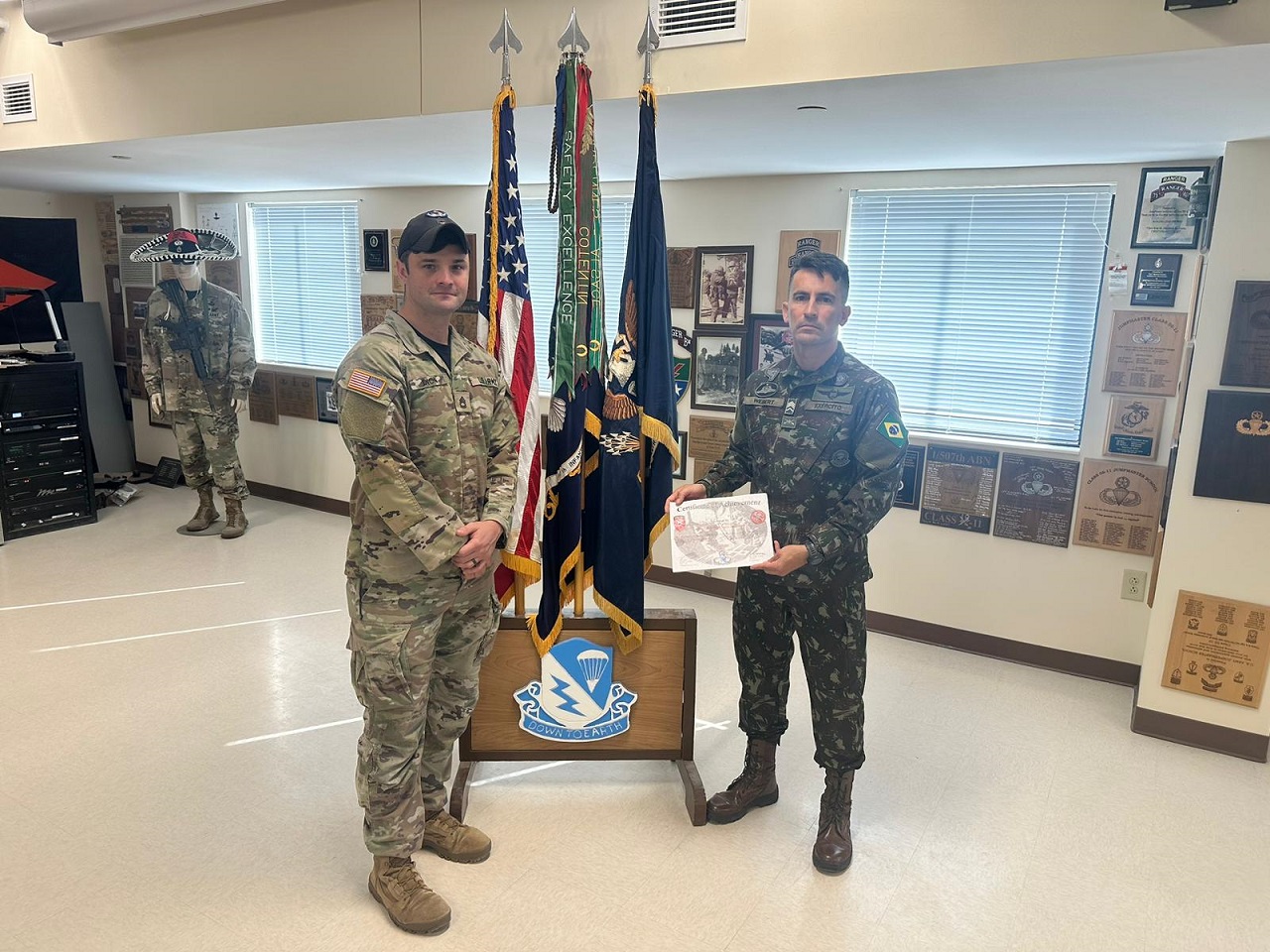 Sargento brasileiro ganha destaque em curso de paraquedismo dos EUA