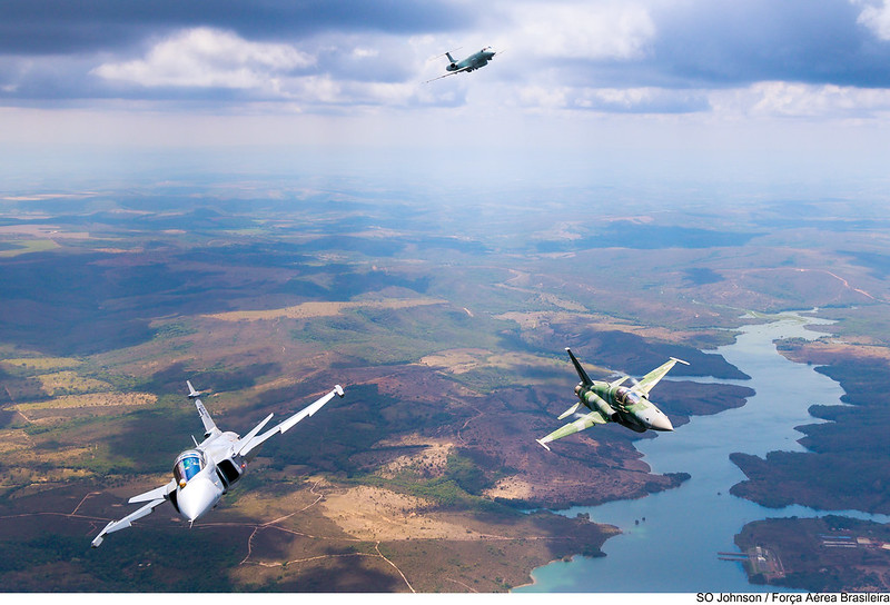 FAB celebra Dia do Aviador com aplausos da população nas redes sociais