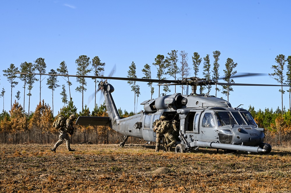 Militares da Guarda Aérea Nacional embarcam em helicóptero HH-60G. Foto: Caila Arahood