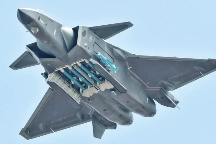 J-20 tem capacidade de lançar armamentos durante manobras com altas forças G