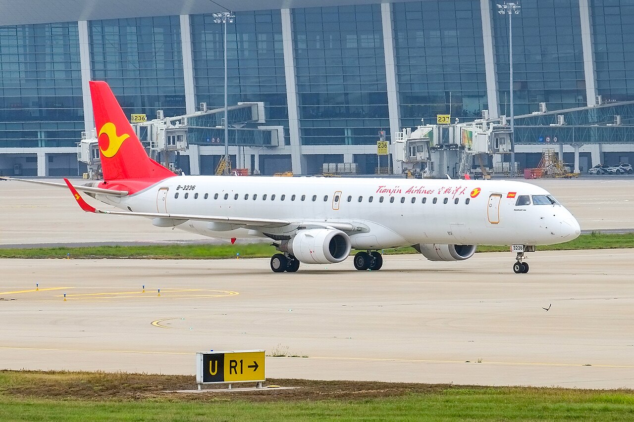 Embraer 195 da Tianjin Airlines no aeroporto de Zhengzhou Xinzheng