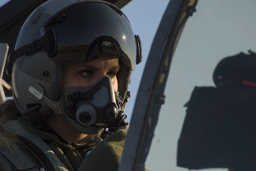 Aviadora se prepara para decolar em jato A-10 da USAF. Foto: Joe W. McFadden