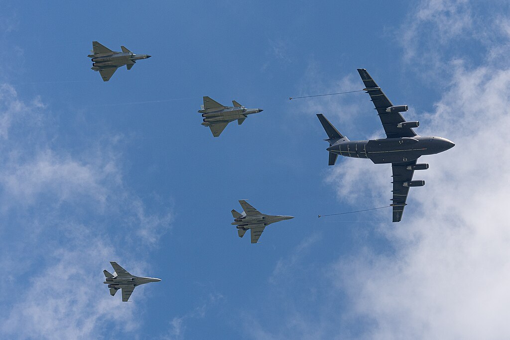 Reabastecedor chinês YY-20A acompanhado de caças J-20 e J-16