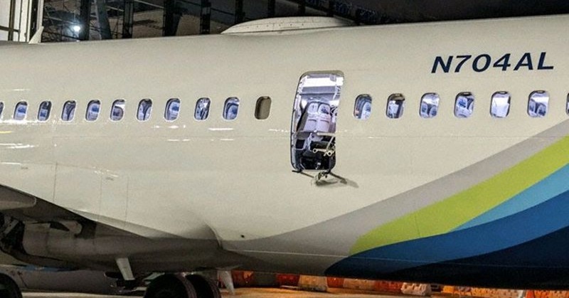 Vista externa do Boeing 737 MAX 9 da Alaska Airlines, após pousar em segurança. Reprodução redes sociais.