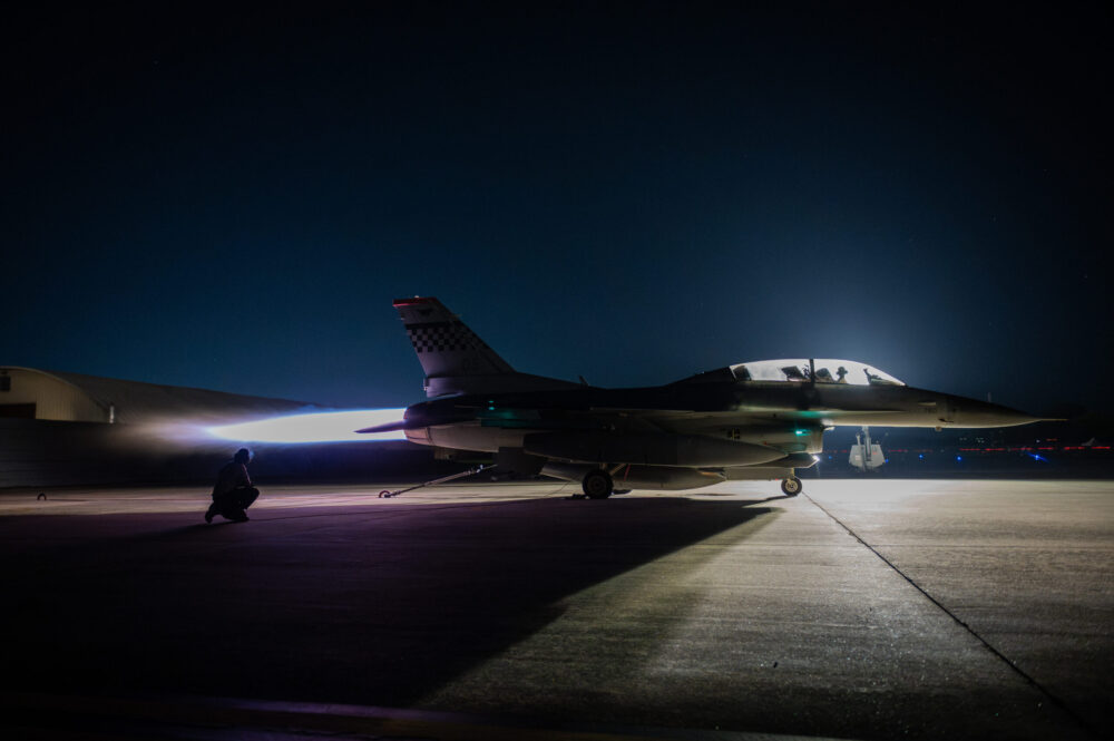 Caça F-16 da USAF durante manutenção na Base Aérea de Osan, na Coreia do Sul. Foto: Zachariah Lopez