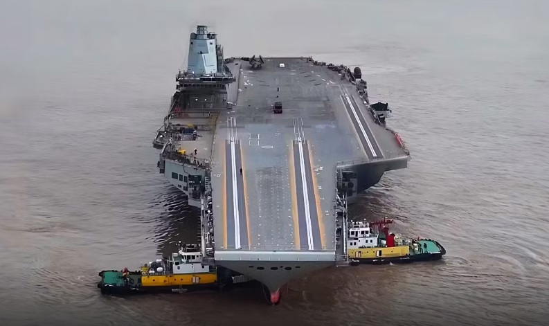 Nova imagem do porta-aviões Fujian