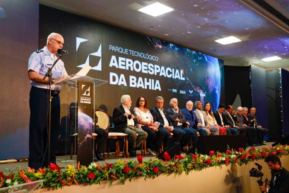 Comandante da Aeronáutica e autoridades durante lançamento do Parque Tecnológico Aeroespacial da Bahia. Foto: FAB