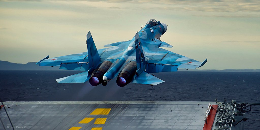 Su-33 Flanker decola do porta-aviões Admiral Kuznetsov 
