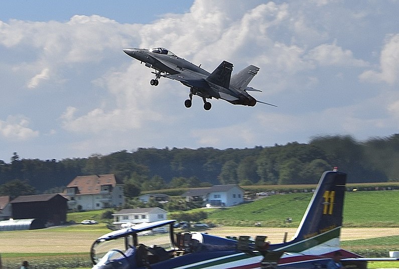 F-18 Hornet da Suíça durante show aéreo. Foto: Ank Kumar