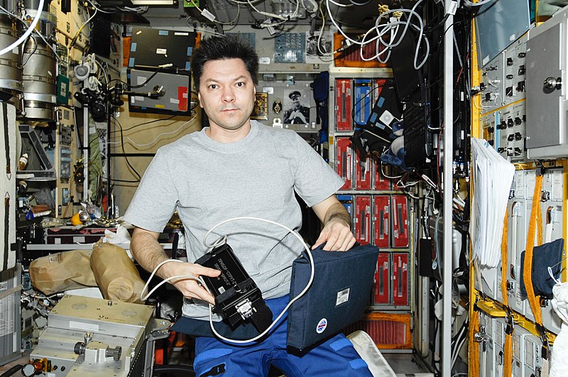 Cosmonauta russo bate recorde de mais tempo no espaço