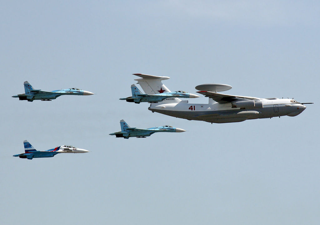 A-50 escoltado por caças Su-27 e Su-30 durante show aéreo. Foto: Dmitry Terekhov