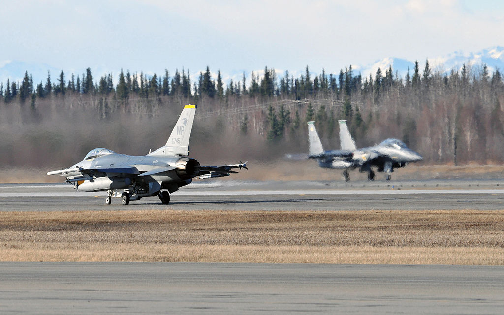 Caças F-15 e F-16 de versões mais antigas já estão em fase de aposentadoria nos Estados Unidos. Foto: Shannon Collins