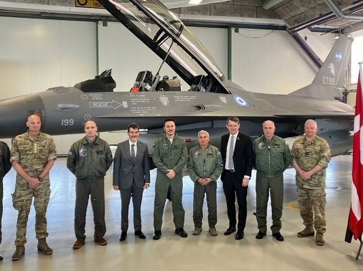 Assinatura do contrato de aquisição de caças F-16 para a Argentina. Foto: Instagram do ministro Luis Petri