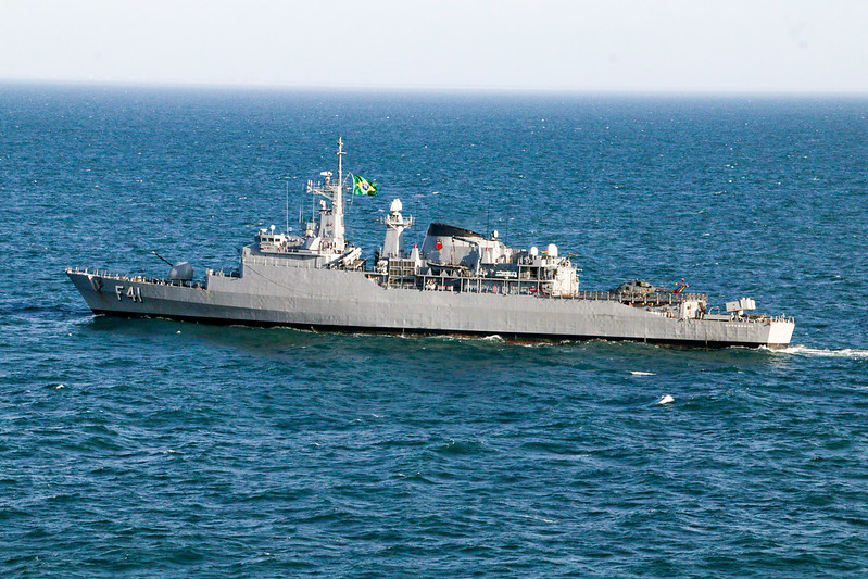 Fragata da Classe Niterói com helicóptero Lynx. Foto : Marinha do Brasil