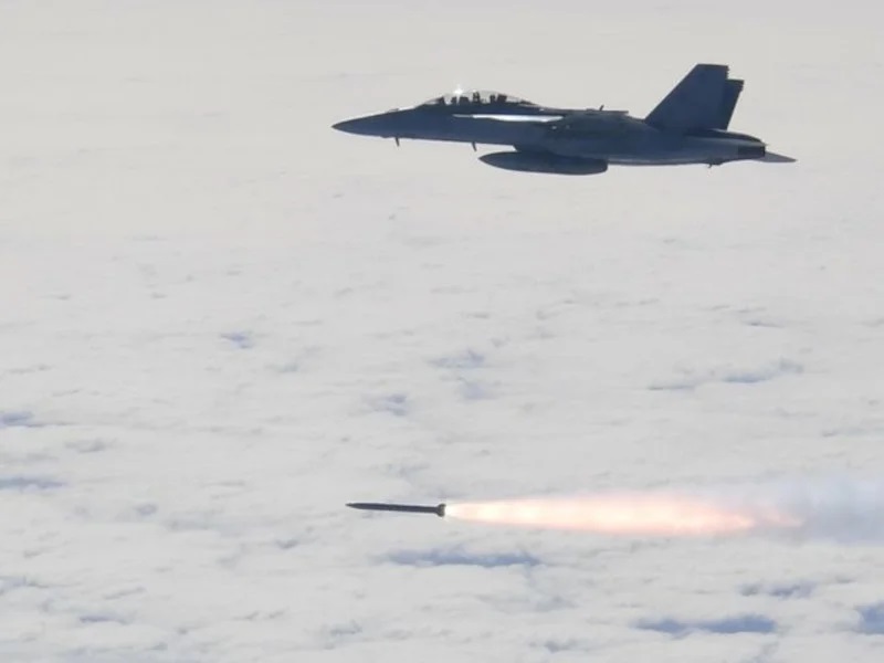AGM-88G AARGM-ER em teste com F-18 Super Hornet dos EUA. Foto: US Navy
