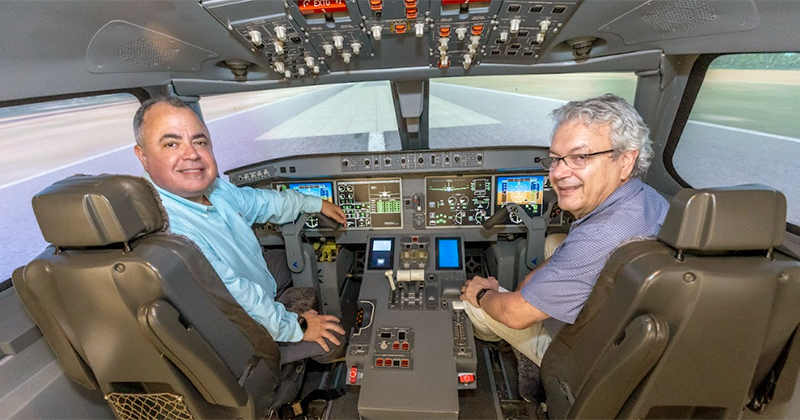 Estudos liderados por Micael Carmo (esq.) e Fernando Catalano (dir.) levaram a melhorias inovadoras de redução de ruído na nova geração de aeronaves comerciais da Embraer da família E2. Foto: Embraer