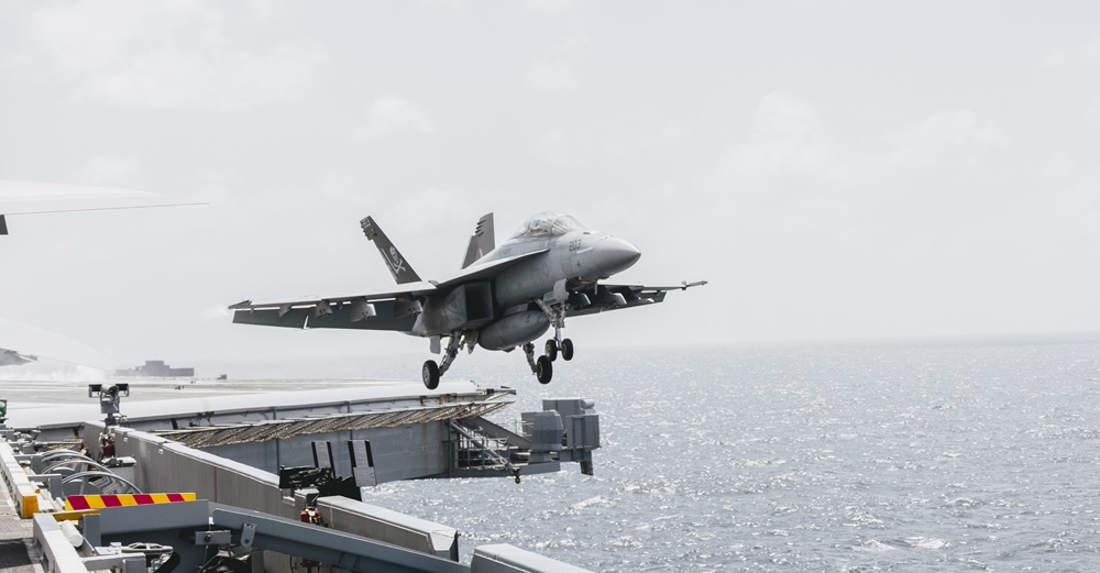 F-18F Super Hornet decola do USS George Washington. Foto: August Clawson