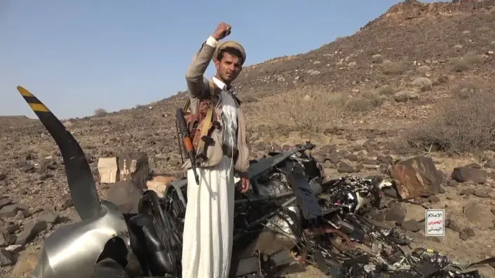 Imagem divulgada via Telegram mostra rebelde houthi com destroços de drone dos EUA