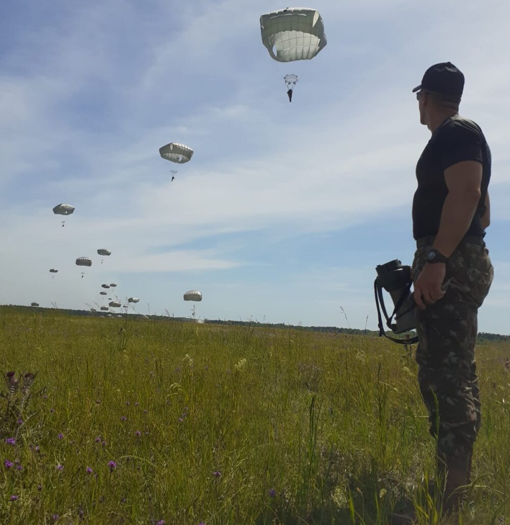 Instrutor brasileiro se destaca na formação de paraquedistas dos EUA