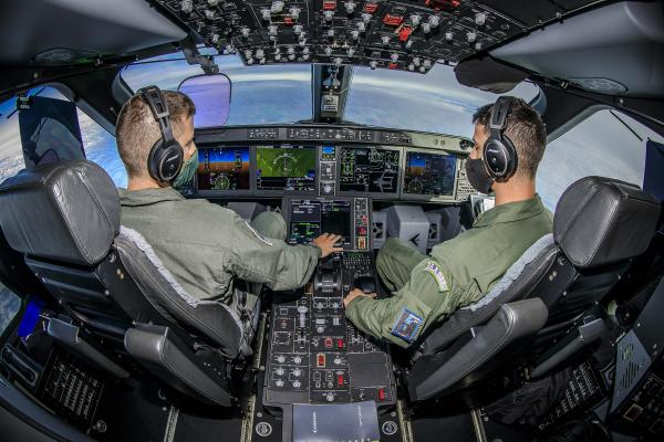 Cabine de KC-390 da Força Aérea Brasileira. Foto: Bianca Viol