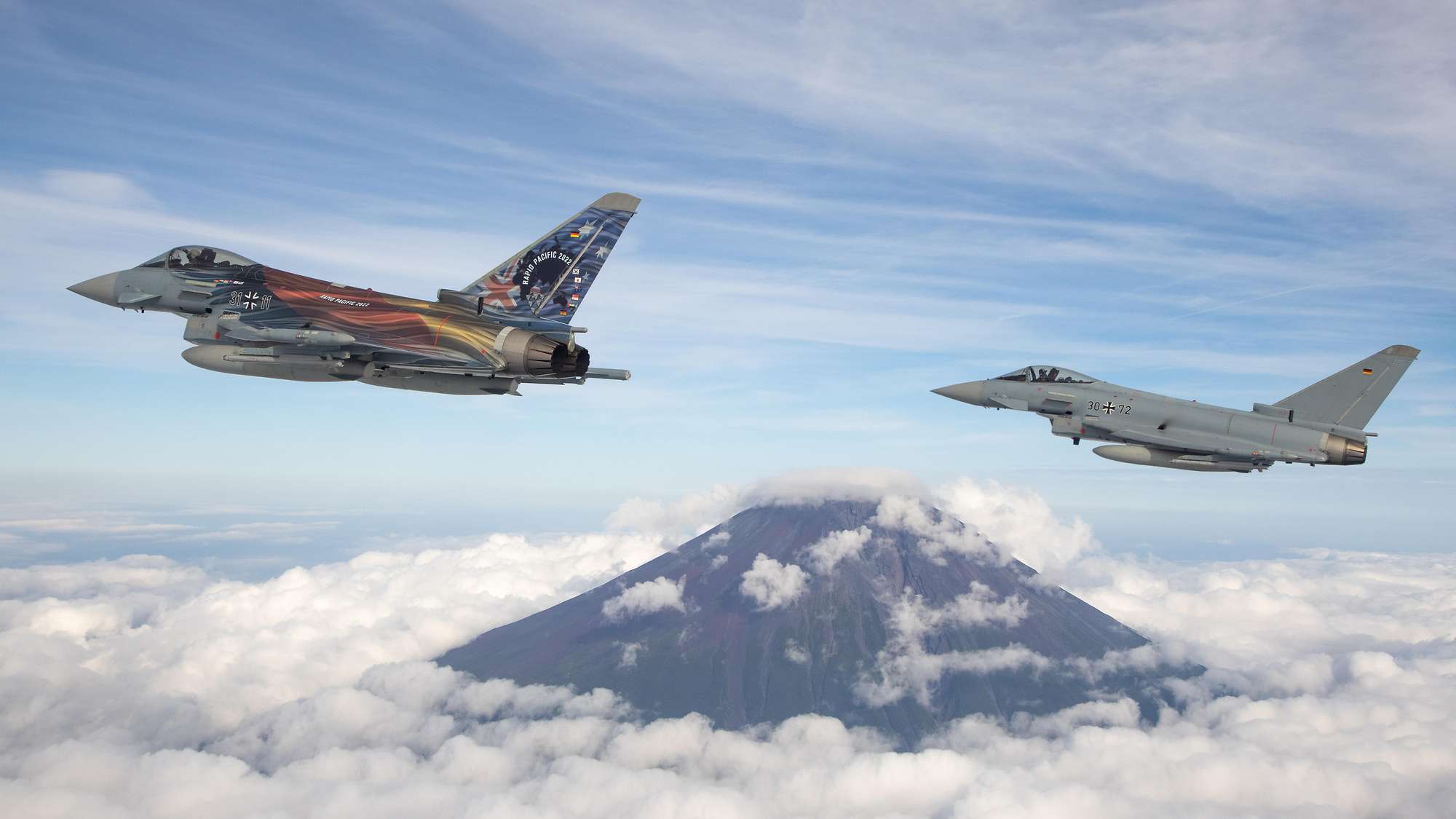Caças Eurofighter junto ao Monte Fiji, no Japão