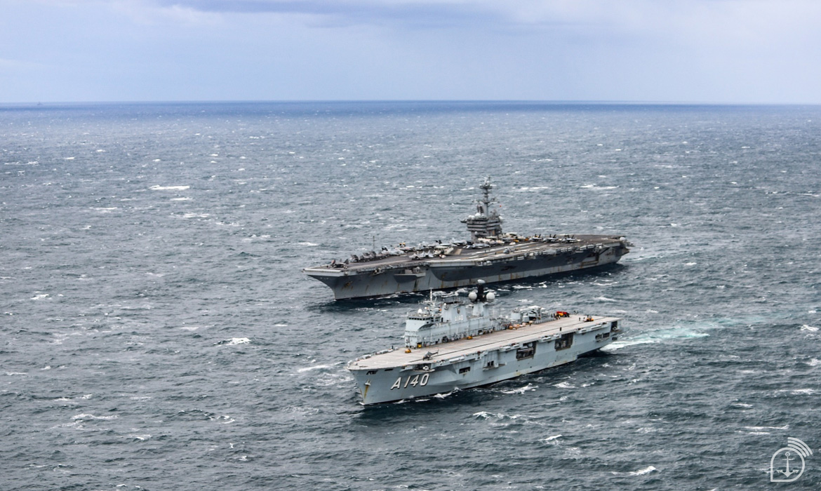 Navio Aeródromo Multipropósito Atlântico (à frente) recebe mantimentos de porta-aviões norte-americano para serem distribuídos no RS. Foto: Marinha do Brasil