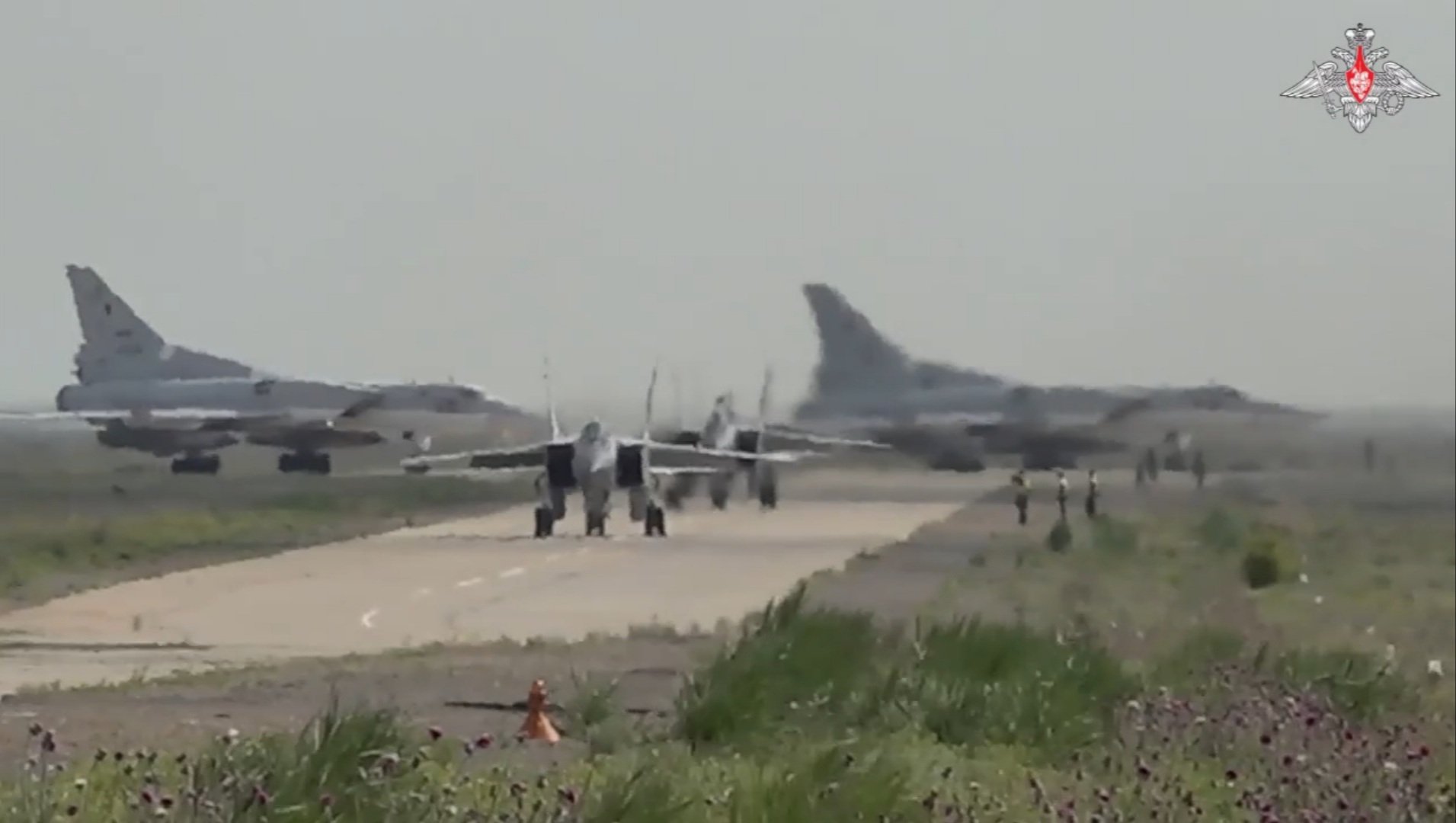 Aeronaves Tu-22M3 e MiG-31K durante exercício de treinamento para conflito com ataques nucleares táticos