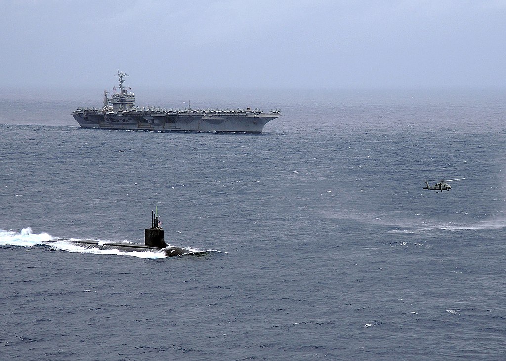 Porta-aviões USS George Washington durante treinamento com o submarino USS Connecticut, da US Navy. Foto: Adam K. Thomas