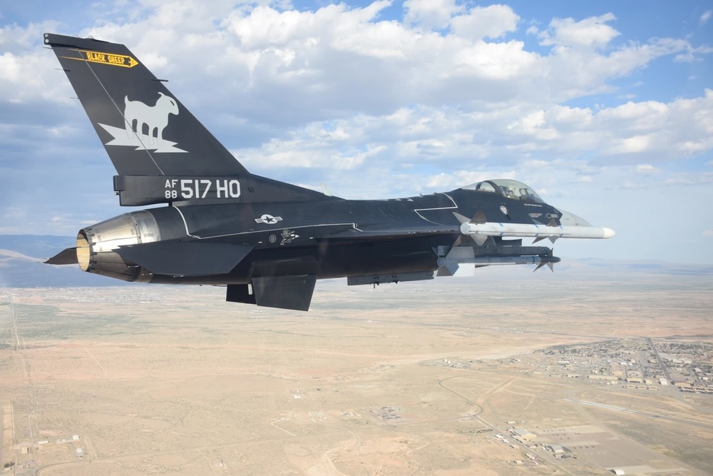 F-16 com pintura em homenagem ao F-117. Foto: USAF