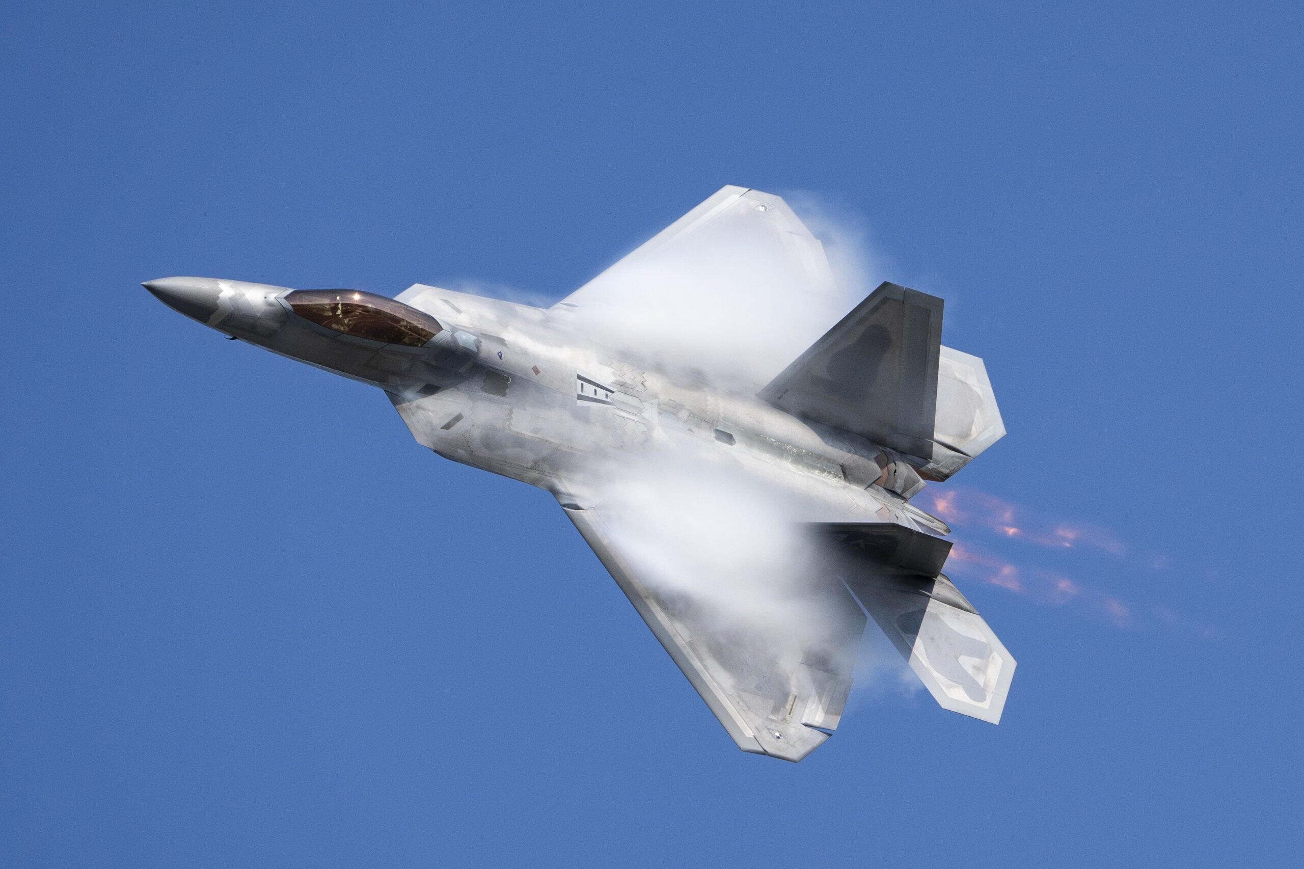 F-22 Raptor dp Demonstration Team durante o Arctic Thunder Open House na Joint Base Elmendorf-Richardson, no Alasca, em 21 de julho de 2024. Foto: Rivera Rosado